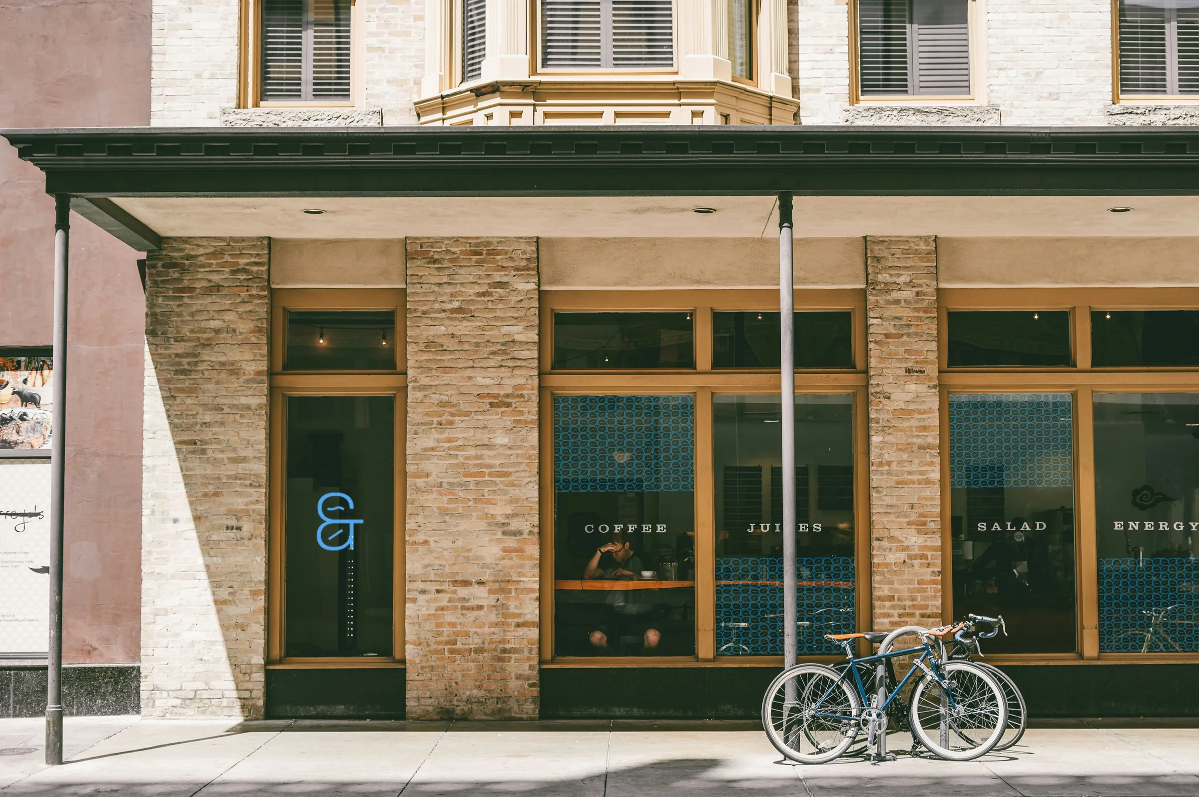 Café storefront with the ampersand mark and a blue pattern on the windows